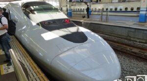 Japan, Zug fährt 20 Sekunden im Voraus ab