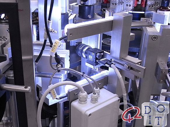 ORIENTATION SYSTEMS, WITH PHOTOCELLS, SENSORS OR CAMERAS