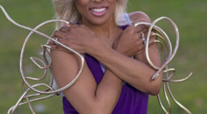 woman with the longest nails in the world
