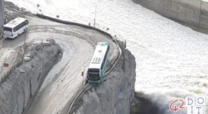 La curva es resbaladiza y el autobús termina en el borde del barranco: conductor, excepto por un tiempo