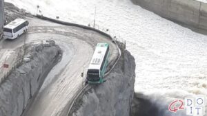 La curva es resbaladiza y el autobús termina en el borde del barranco: conductor, excepto por un tiempo