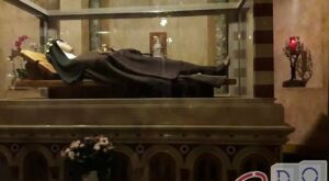 Saint Clare, the noble little girl who imitated Francis embracing poverty